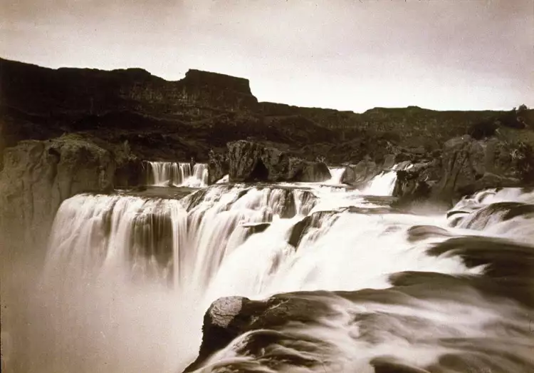 Пейзаж в фотографии. Тимоти Х. О'Салливан «Вид на вершину водопада Шошон, река Снейк, штат Айдахо», 1874