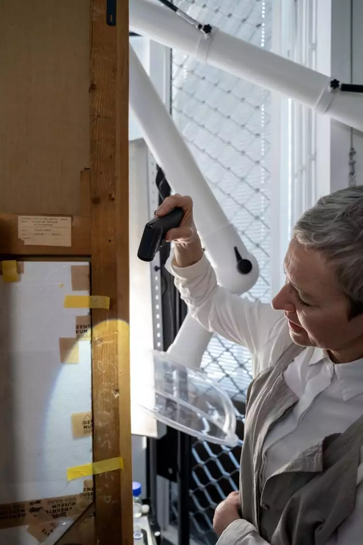 Исследователь за работой