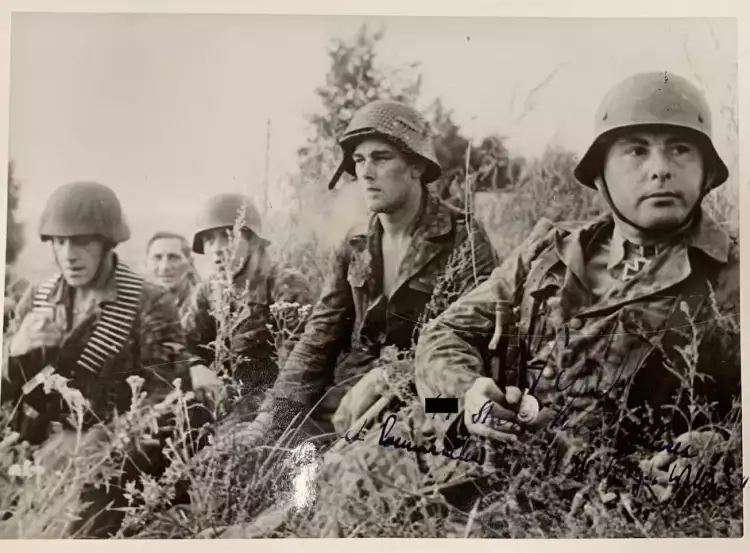 Аукцион Bene Merenti. Лот № 396. Фотография Леона Дегреля в форме с рыцарским крестом и автографом — оценочная стоимость 100 Евро