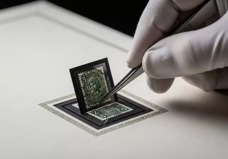 Размещение марки в клеммташе на листе альбома Размещение марки в клеммташе на листе альбома