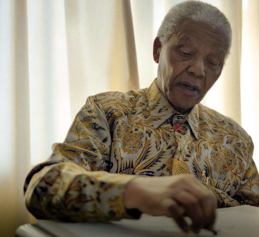 Нельсон Мандела рисует карандашем