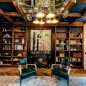 Jazzstil im Interior Design. Innenausstattung einer Hausbibliothek im Jazz-Stil