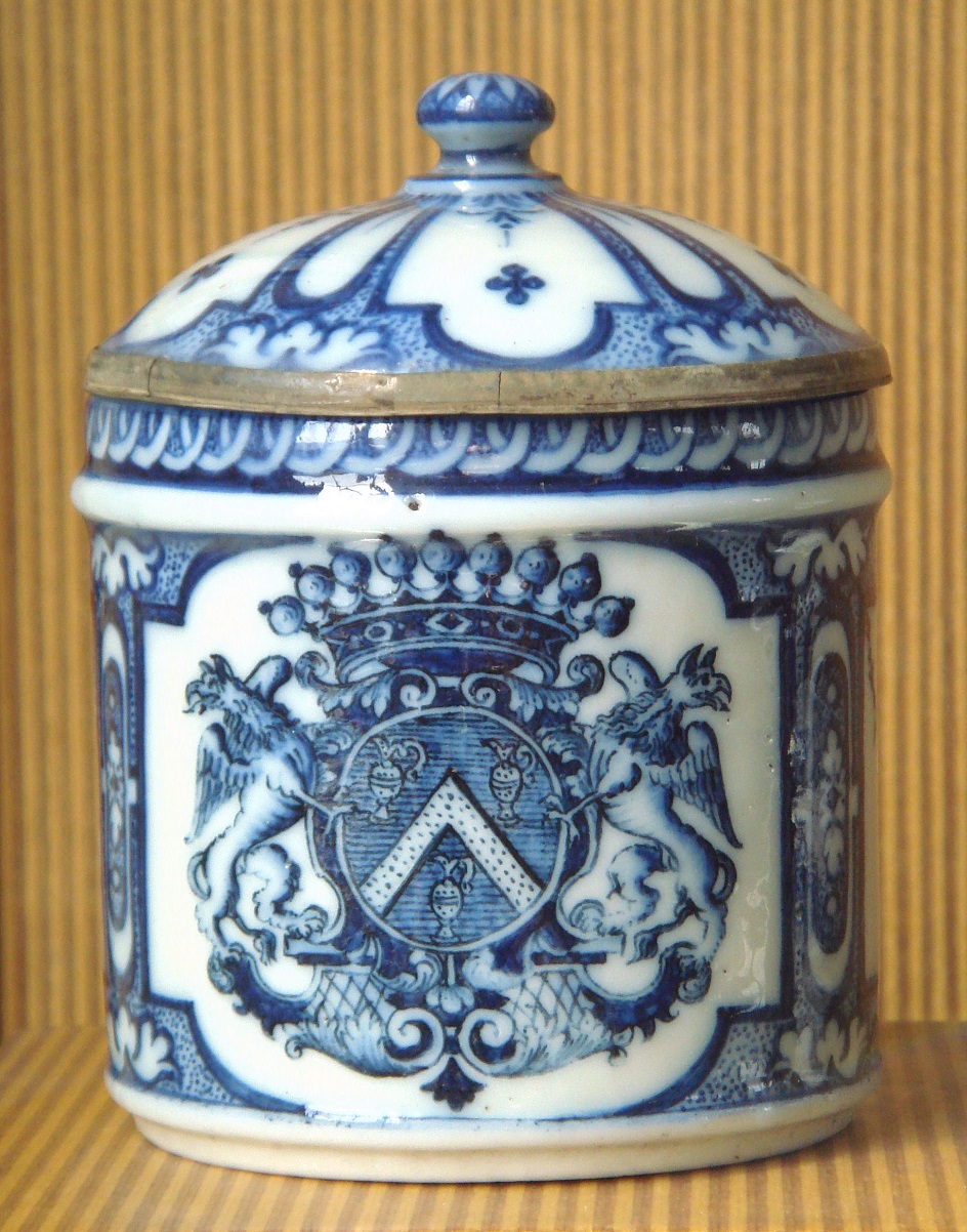 Мягкий фарфор. Фарфоровая чайница руанской мануфактуры, конец 17 века
