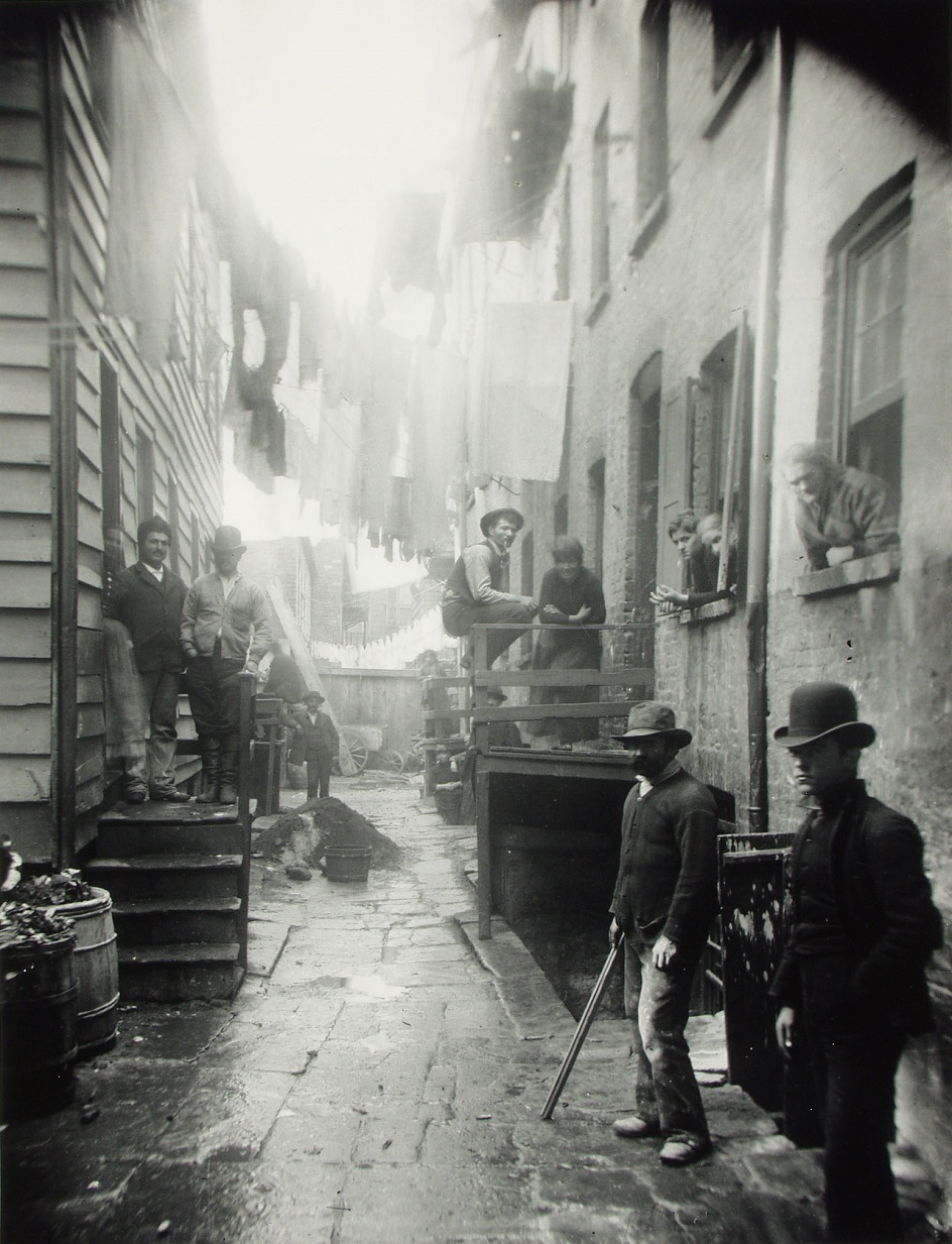 Социальный реализм. Якоб Риис. Фотокартина «Бандитский ночлег», 1888