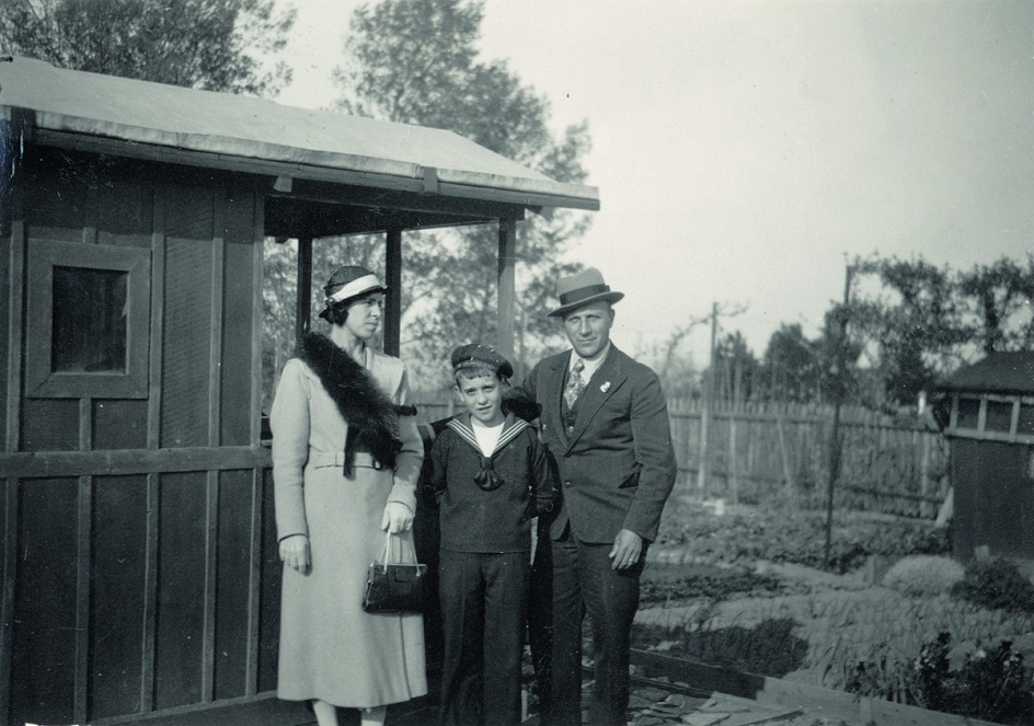 Жан Тэнгли. Фотография художника в детстве с родителями, 1930-е гг.
