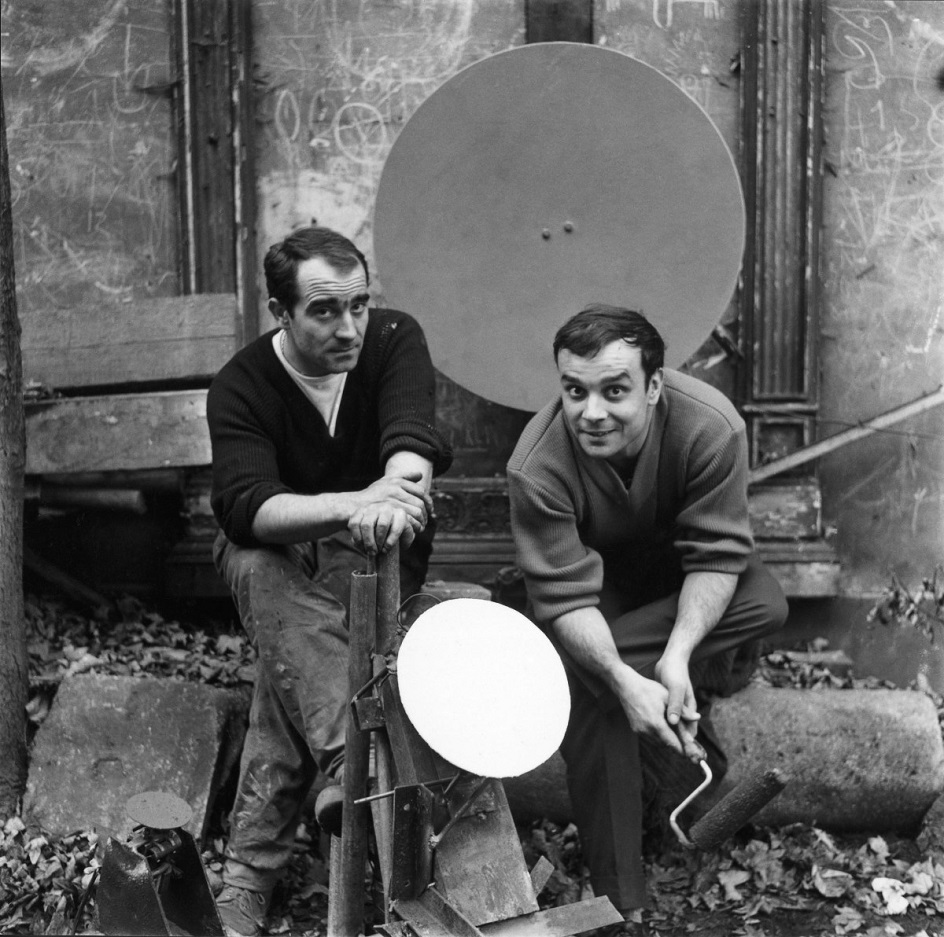 Жан Тэнгли. Фотография Жана Тэнгли и Ива Кляйна во дворе мастерской, 1958