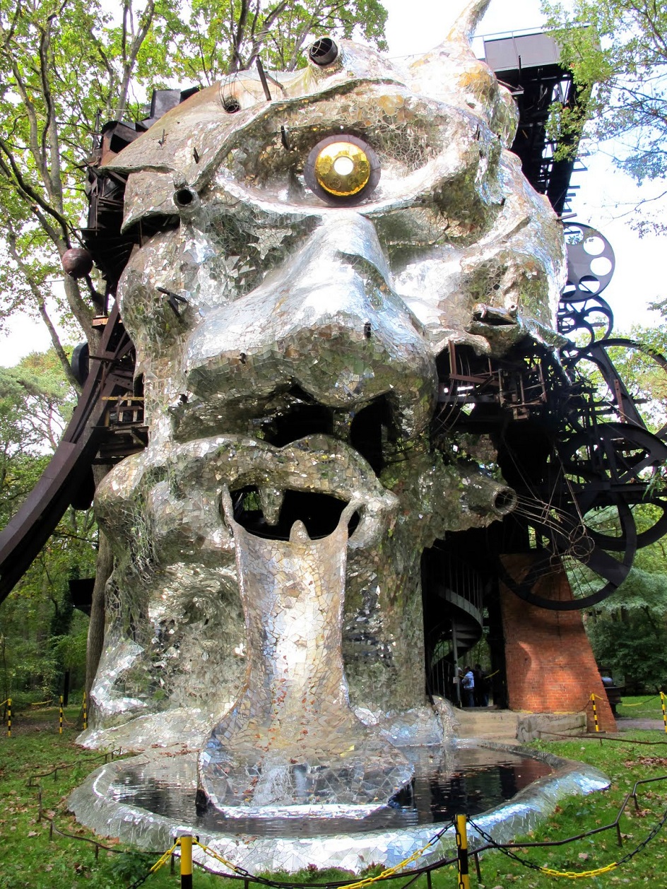 Жан Тэнгли. Скульптура Le Cyclop,1969-1994