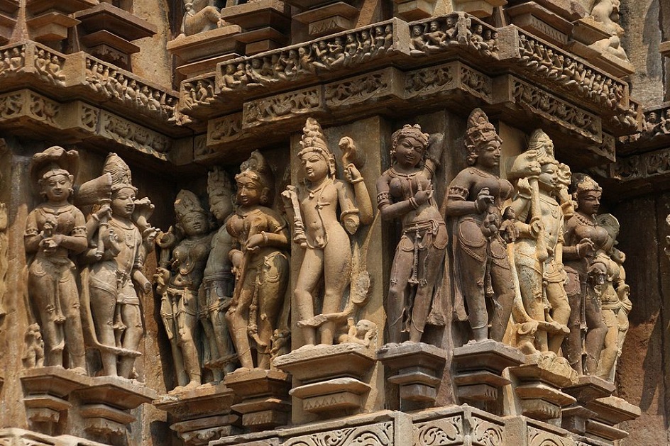 Скульптура. Скульптура. Индийские божества с горельефом в Кхаджурахо, VIII век