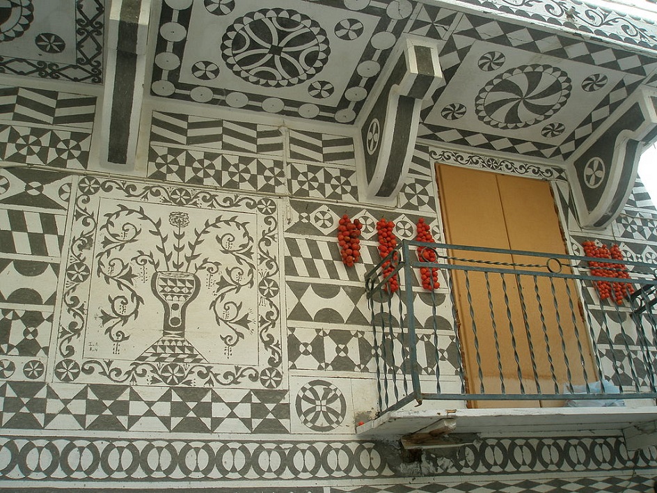 Сграффито. Сграффито на фасаде здания жилого дома в Греции