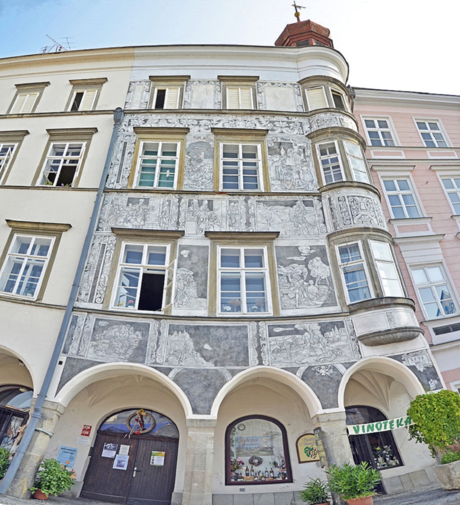 Сграффито. Сграффито на фасаде здания в городе Йиндржихув-Градец, Чехия