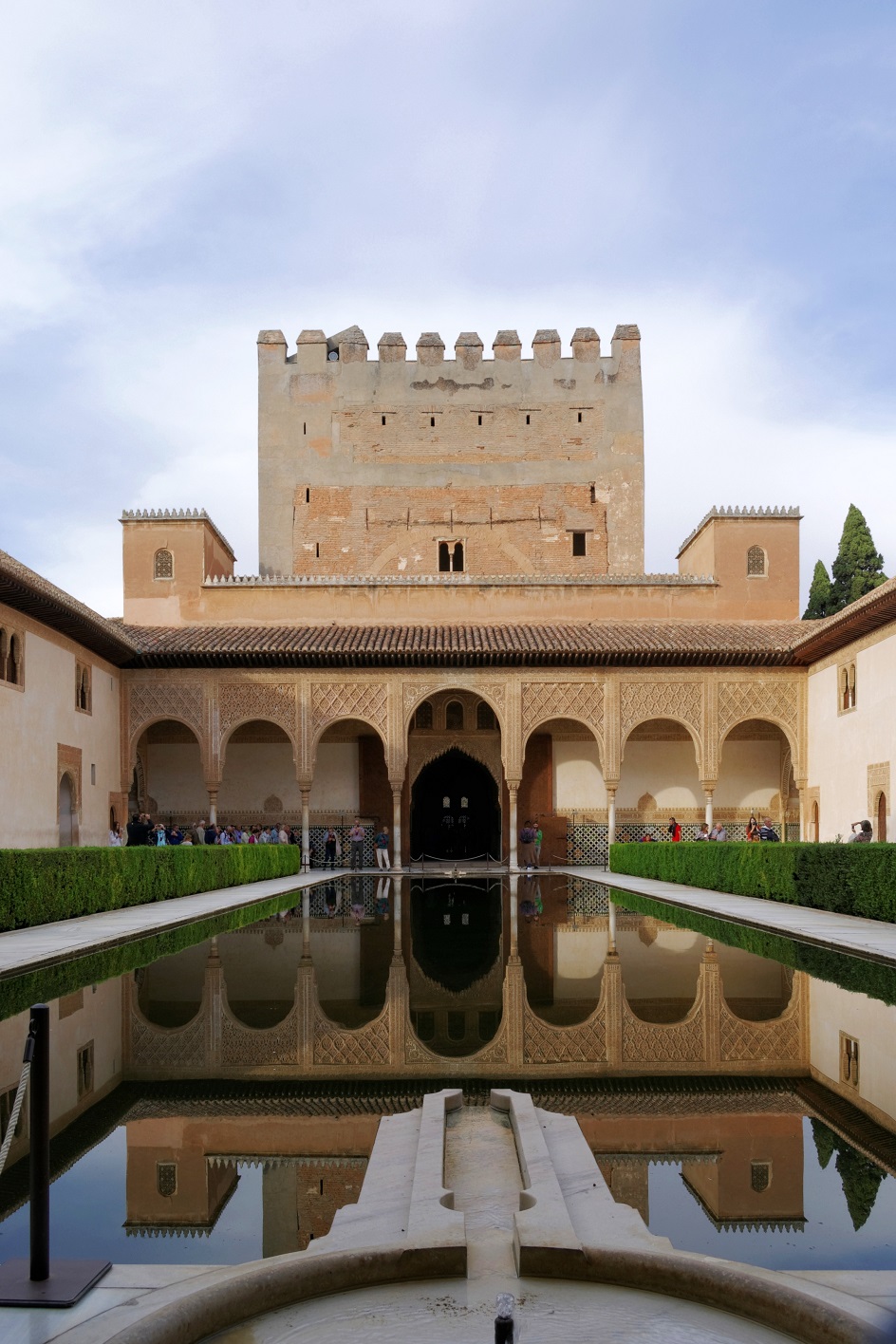 Архитектура. Дворцовый комплекс Альгамбра в Севилье в мавританском стиле, XIV век