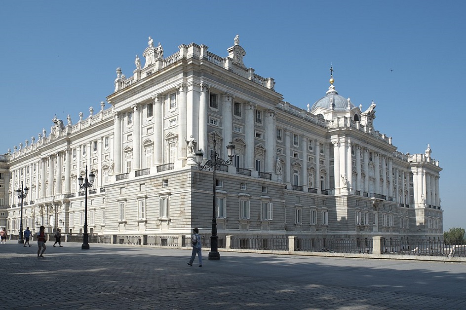 Архитектура. Королевский дворец в Мадриде в стиле барокко, XVIII век