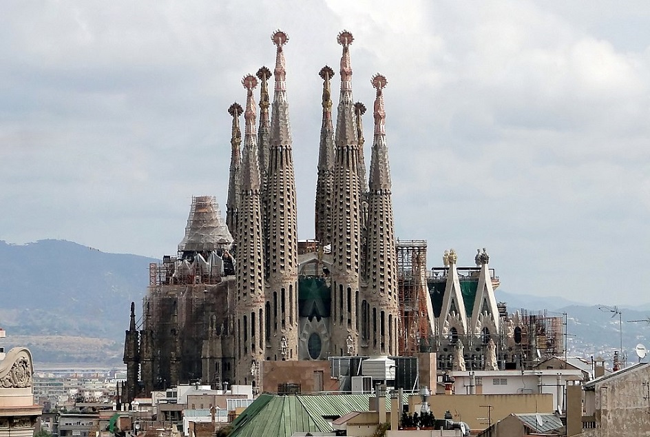 Архитектура. Храм святого семейства в Барселоне в стиле модерн, XIX век