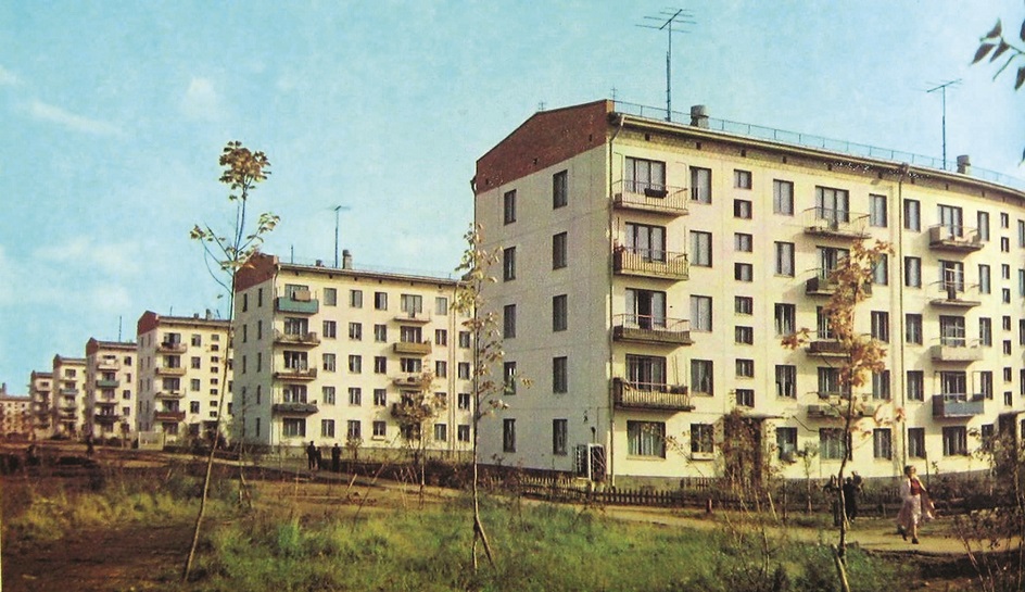 Архитектура. Типичная застройка советского города однотипными пятиэтажными зданиями в стиле конструктивизма, ХХ век