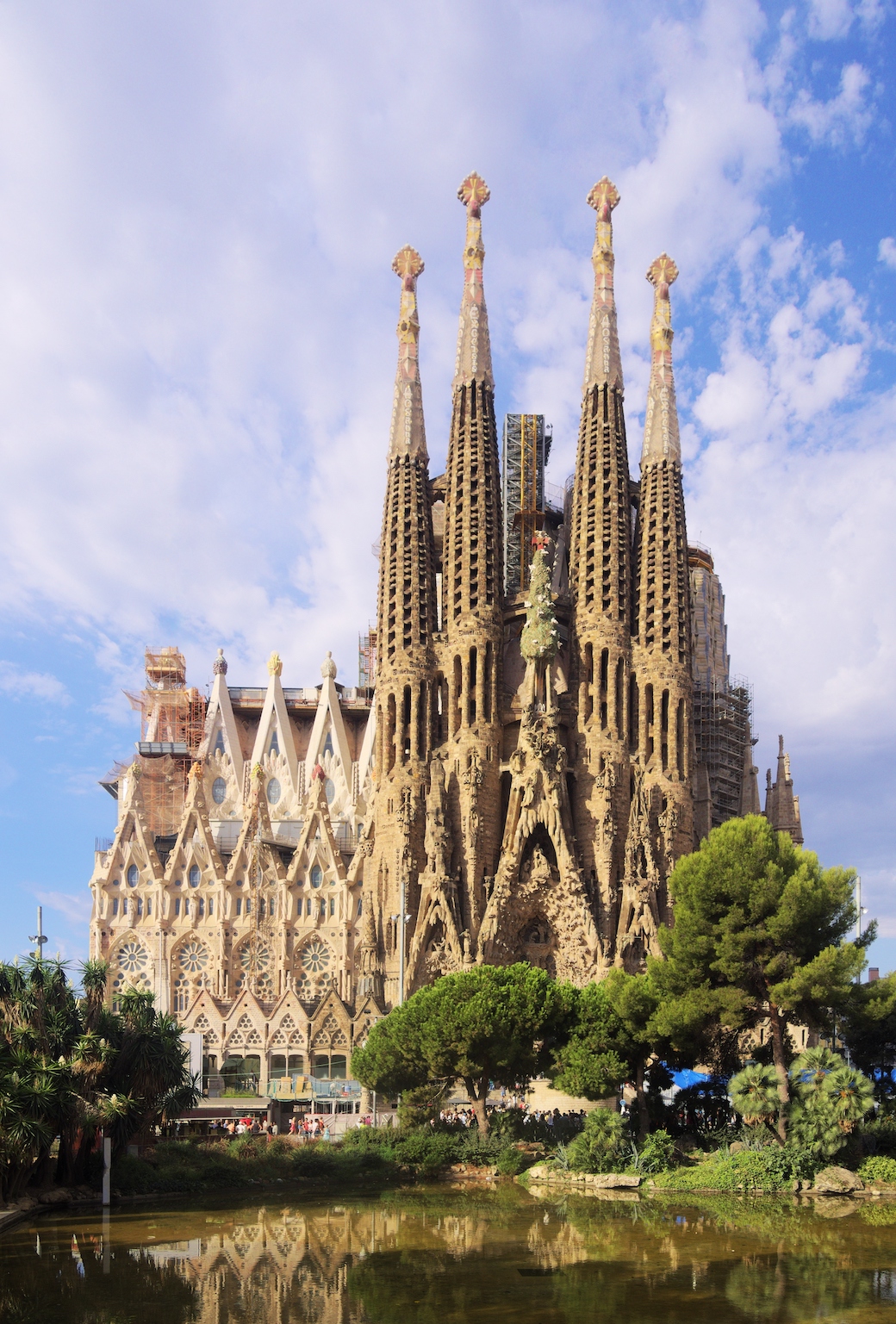 Антонио Гауди (Antoni Gaudí) — биография Антонио Гауди, самые известные  произведения архитектора, периоды и суть творчества, портрет. Здания Гауди:  Саграда Фамилия, Каса Батльо, Эль-Каприччо