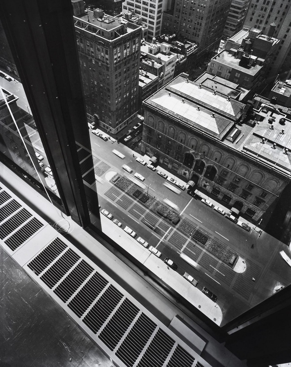Архитектурная фотография. Эзра Столлер. «Вид с верхнего этажа здания Сиграм, Нью-Йорк», 1958