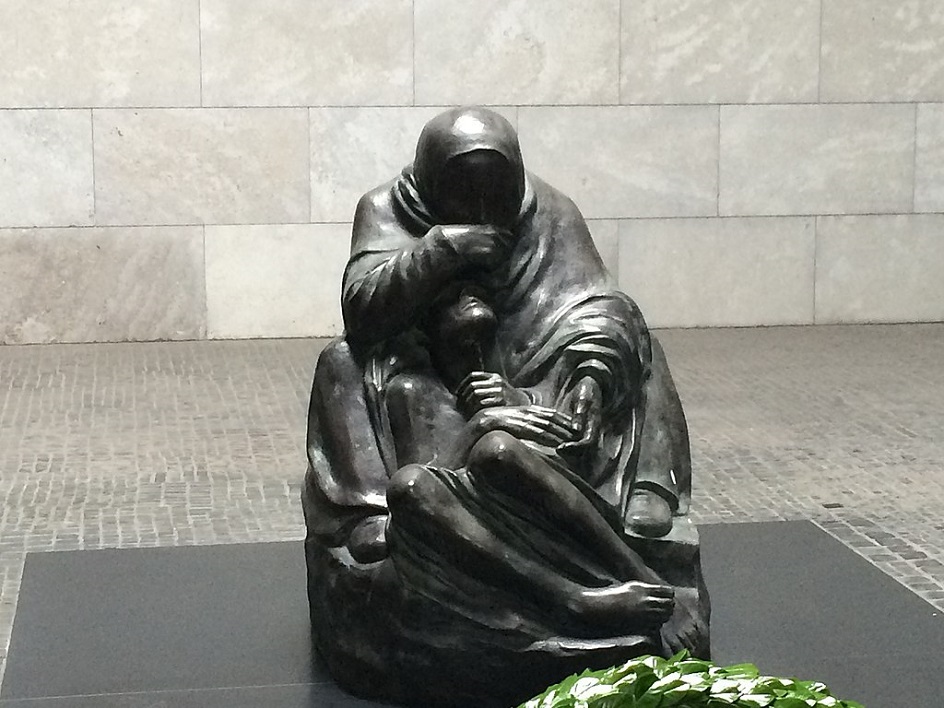 Кете Кольвиц. Скульптура «Мать с мертвым сыном», 1937-1938