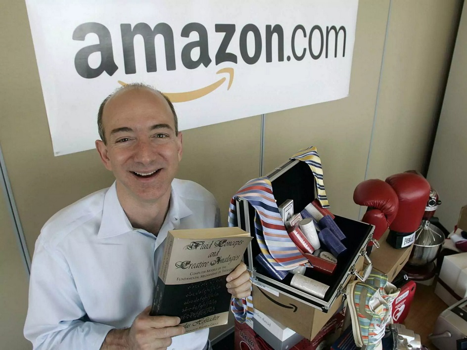 Предметная фотография. Джефф Безос в руках с первым товаром интернет-магазина Amazon