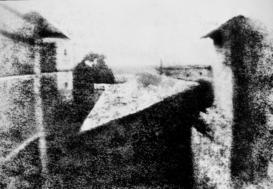 Черно-белая фотография. Нисефор Ньепс. «Вид из окна на улицу Ле Грасс», 1827