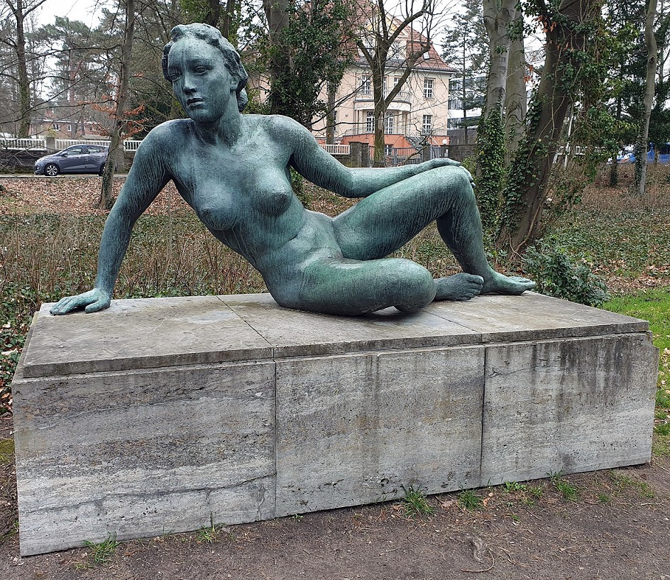 Георг Кольбе. Скульптура «Лежащая женщина», 1939