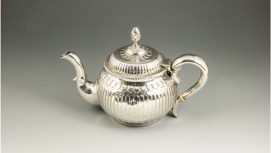 Серебряный чайник 18 века