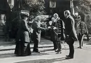 Begrüßung des Paares Prinz und Prinzessin Ludwig in Sárvár im Mai 1905 durch den Oberstuhlrichter und Comitatshusaren